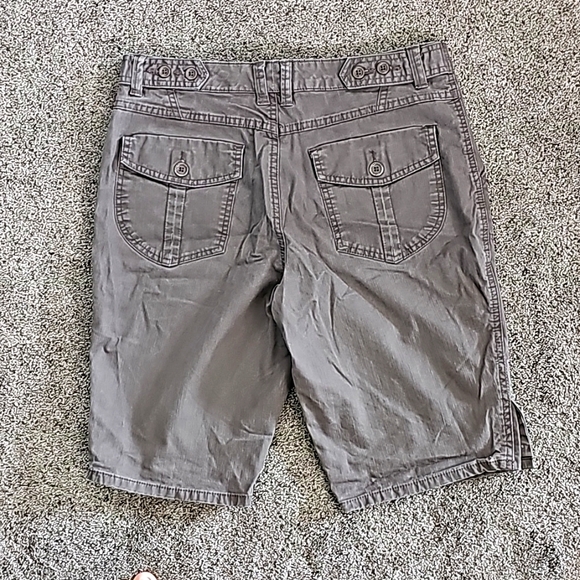 Gloria Vanderbilt Shorts - Picture 2 of 4